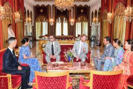 Image du Maroc Professionnelle de  Sa Majesté le Roi Mohammed VI accompagné de la famille royale pose avec  le prince britannique Harry et son épouse Meghan-Duchesse de Sussex à Rabat, Lundi 25 février 2019. De gauche à droite, le prince héritier du Maroc, Moulay Hassan, Meghan-Duchesse de Sussex, le prince britannique Harry, le roi du Maroc Mohammed VI, le prince Moulay Rachid, la princesse Lalla Meryem et la princesse Lalla Hasnaa. (Photo/ SPPR) via Jalilbounhar.com

 